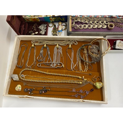 127 - A very large quantity of costume jewellery to include necklaces, bangles, rings, cufflinks, watches,... 