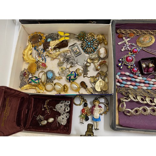 127 - A very large quantity of costume jewellery to include necklaces, bangles, rings, cufflinks, watches,... 