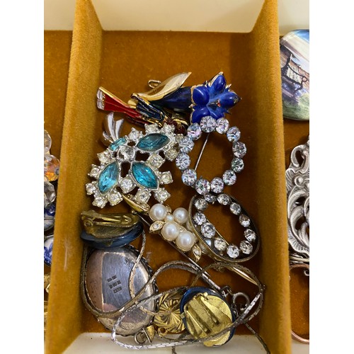 127 - A very large quantity of costume jewellery to include necklaces, bangles, rings, cufflinks, watches,... 