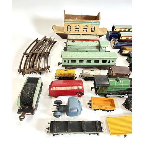 244 - A quantity of loose train items o gauge clockwork train with coach, oo gauge wagons including Hornby... 