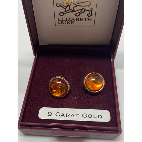 88 - x3 pairs of 9ct yellow gold earrings with semi precious stones; Amber, Pearl and possibly Peridot.