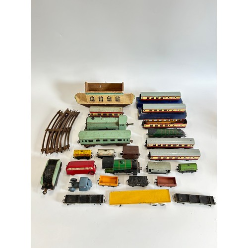 244 - A quantity of loose train items o gauge clockwork train with coach, oo gauge wagons including Hornby... 