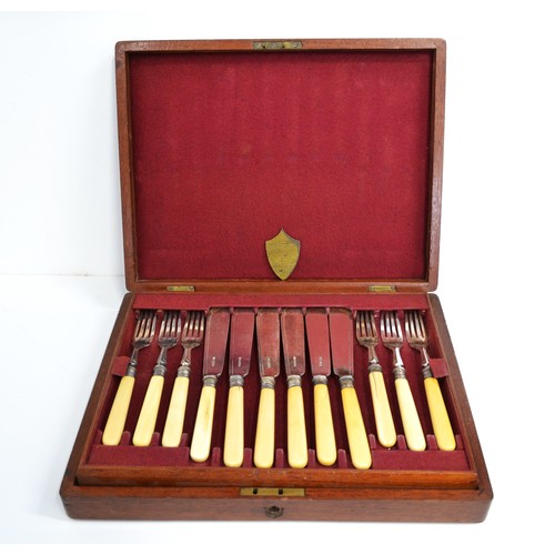 70 - Walker & Hall oak box containing   vintage 3 layer plated canteen of cutlery together with a plated ... 