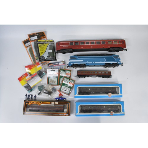 165 - Model Railway items to include O gauge Lima Italy and OO gauge accessories including Bachmam, guage ... 