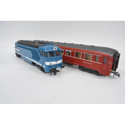 165 - Model Railway items to include O gauge Lima Italy and OO gauge accessories including Bachmam, guage ... 