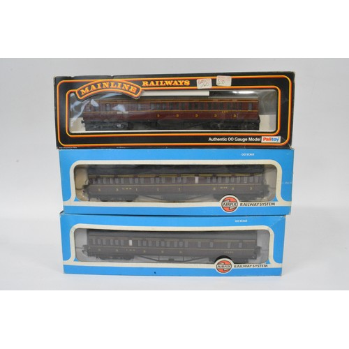 165 - Model Railway items to include O gauge Lima Italy and OO gauge accessories including Bachmam, guage ... 