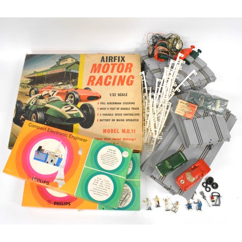 167 - Airfix motor racing 1/32 scale model MR11 track and cars together with other Airfix cars - figure - ... 