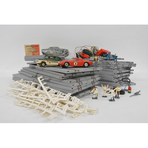 167 - Airfix motor racing 1/32 scale model MR11 track and cars together with other Airfix cars - figure - ... 