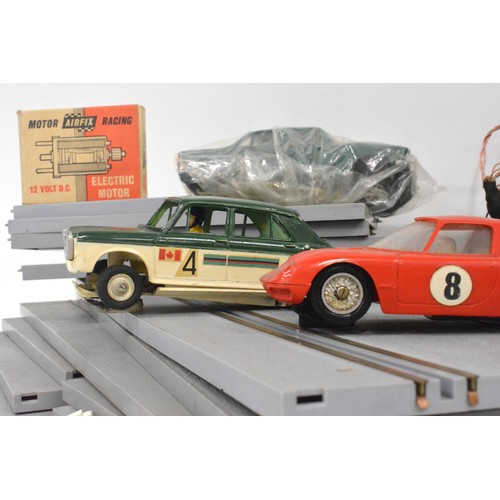 167 - Airfix motor racing 1/32 scale model MR11 track and cars together with other Airfix cars - figure - ... 