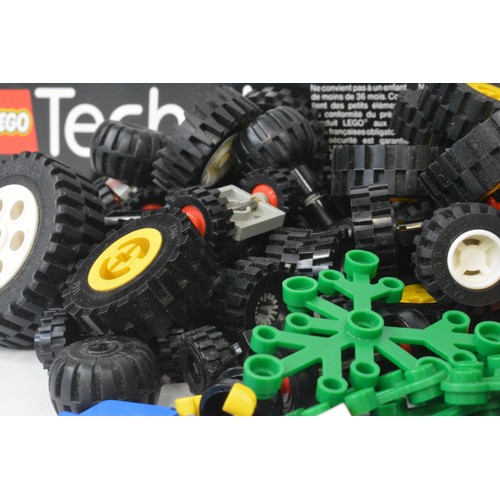 171 - Box of mixed lego including Technic 8835 lifting forks boxed