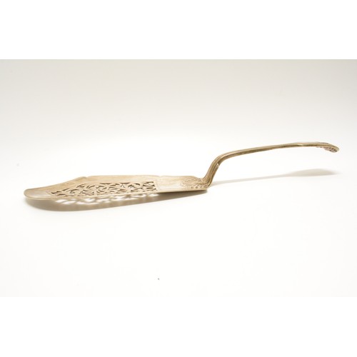 285 - Georgian Silver Kings Pattern Fish Slice with foliate pierced blade, hallmarked London 1837, approx ... 