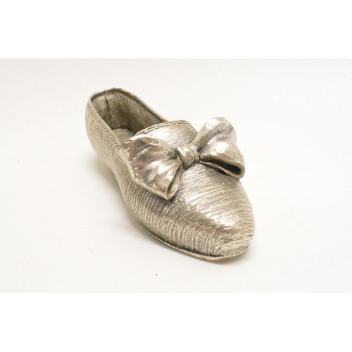 292 - Decorative small shoe/pump of textured design approx L8cm.