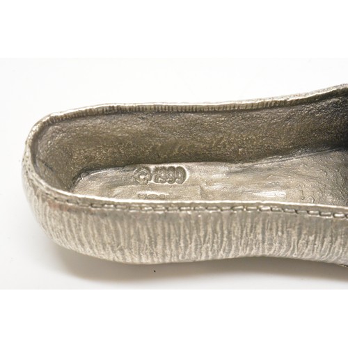 292 - Decorative small shoe/pump of textured design approx L8cm.