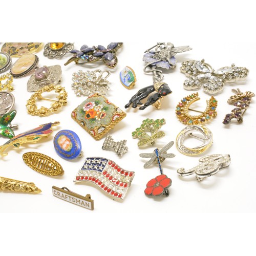 304 - A group of ladies vintage and modern brooches / pin badges