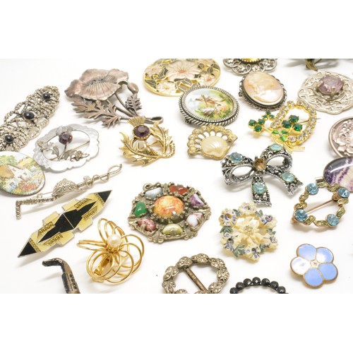 304 - A group of ladies vintage and modern brooches / pin badges