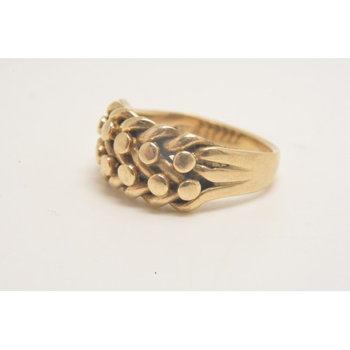 336 - 9ct yellow gold (Keepers) ring with an interwoven pattern, size N marked 375, approx 6.3grams