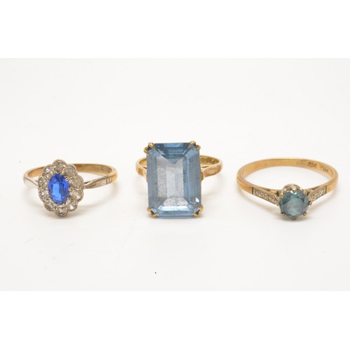 347 - x3 gold rings, all featuring blue stones. 7.6g gross weight combined. sizer L/M/P