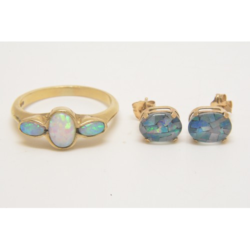 352 - 9ct yellow gold opal trilogy ring, hallmarked 375.  Approx size P, approx gross weight of ring 2.75g... 