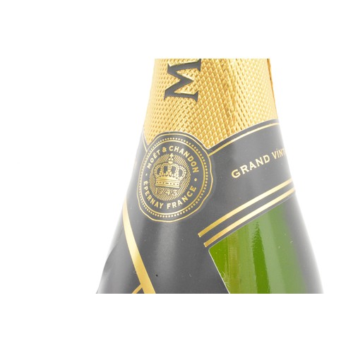 209 - One boxed Moet & Chandon 2002 Grande Vintage, 750ml.