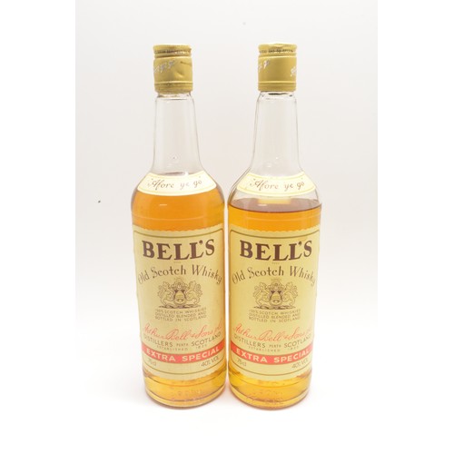 211 - Three bottles-1 Seagram's V.O. Canadian whisky, 70cl, 40% and 2 Bell's Extra Special, 75cl,40%, 1980... 