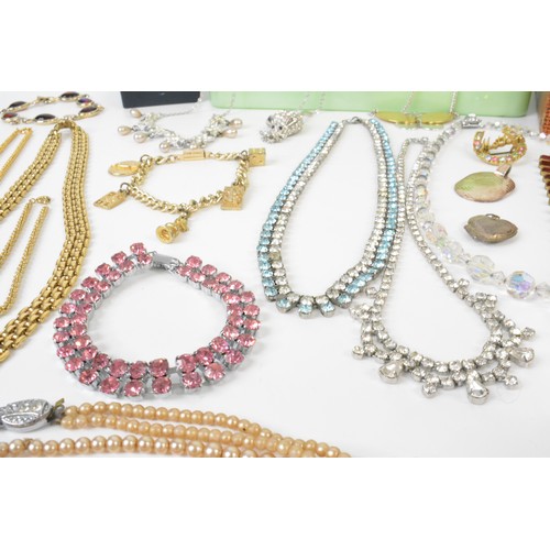 284 - Mixed costume jewellery to include some vintage brooches, necklaces (including glass beads), bracele... 