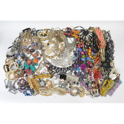 286 - Mixed Costume jewellery to include necklaces, bracelets, bangles, brooches etc.