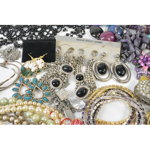 286 - Mixed Costume jewellery to include necklaces, bracelets, bangles, brooches etc.