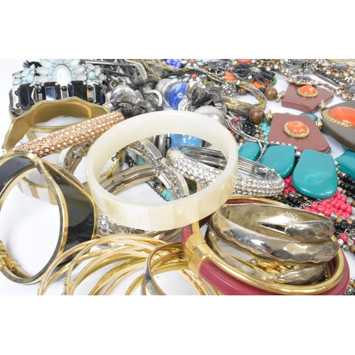 286 - Mixed Costume jewellery to include necklaces, bracelets, bangles, brooches etc.