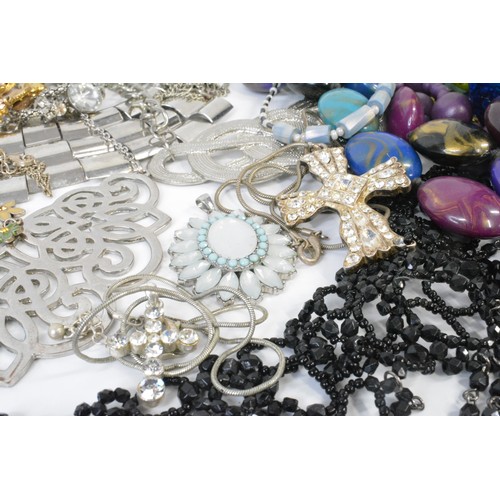 286 - Mixed Costume jewellery to include necklaces, bracelets, bangles, brooches etc.