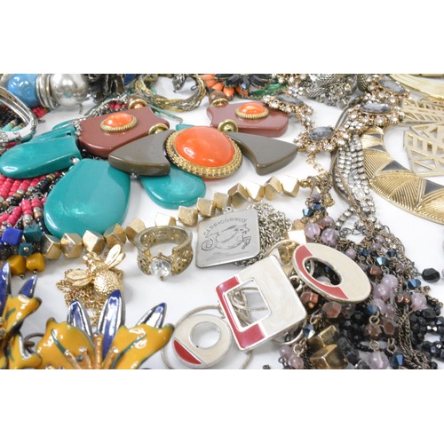 286 - Mixed Costume jewellery to include necklaces, bracelets, bangles, brooches etc.