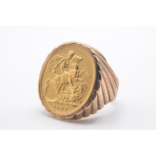 322 - 1897 22ct gold sovereign ring stamped 9ct, approx size M. A/F