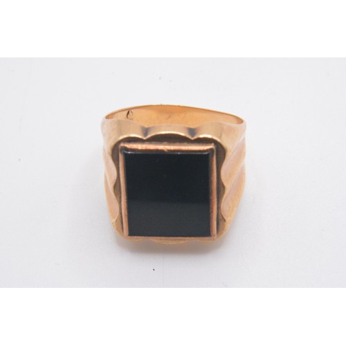 324 - 9ct gold signet ring with large rectangular black stone,  size Q gross weight approx 5.8g