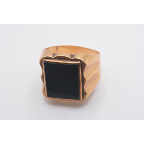 324 - 9ct gold signet ring with large rectangular black stone,  size Q gross weight approx 5.8g