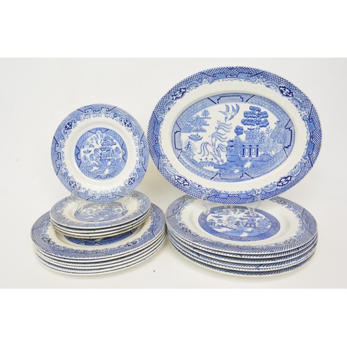 44 - A quantity of blue and white chinaware items of 'Willow' design