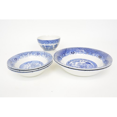 44 - A quantity of blue and white chinaware items of 'Willow' design