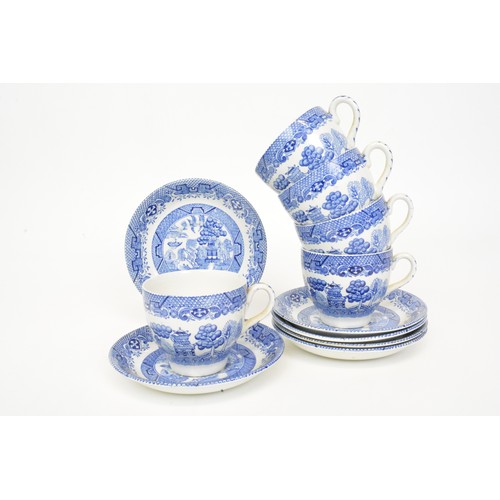 44 - A quantity of blue and white chinaware items of 'Willow' design