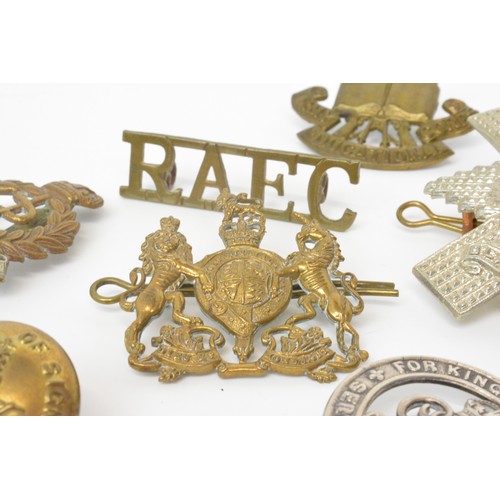 125 - Group of badges and buttons including,  Royal Corps of Signals button,  Blackwatch Pipers cap badge,... 