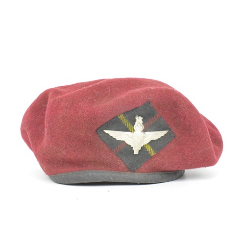 130 - 1950 dated 15th (Scottish) Battalion The Parachute Regiment (TA) beret and parachute regiment cap ba... 