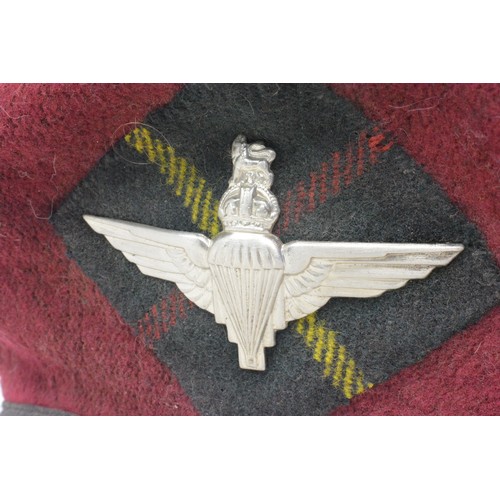 130 - 1950 dated 15th (Scottish) Battalion The Parachute Regiment (TA) beret and parachute regiment cap ba... 