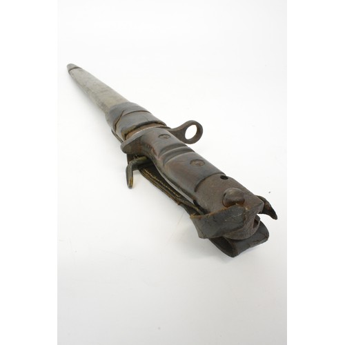 134 - A 1917 DATED REMINGTON UNITED STATES ARMY RIFLE BAYONET in leather scabbard. Collection only please.... 