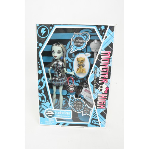 68 - Monster High Dolls in boxes, made by Mattel, X5 items.