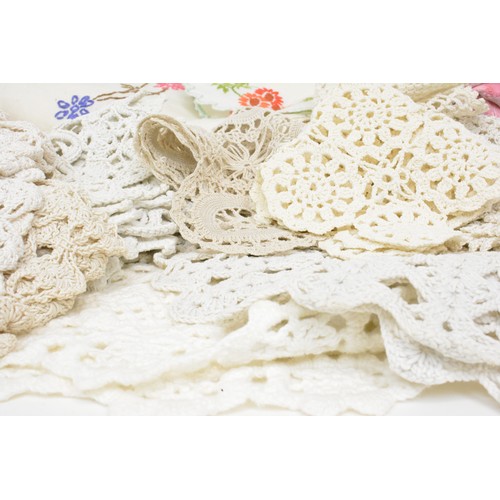 131 - Selection of various vintage linen, including Irish linen,  tablecloths, napkins, crocheted doilies,... 