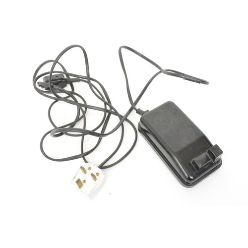 159 - Singer Featherweight model 22k, in original case, with key, instructions and accessories, in working... 