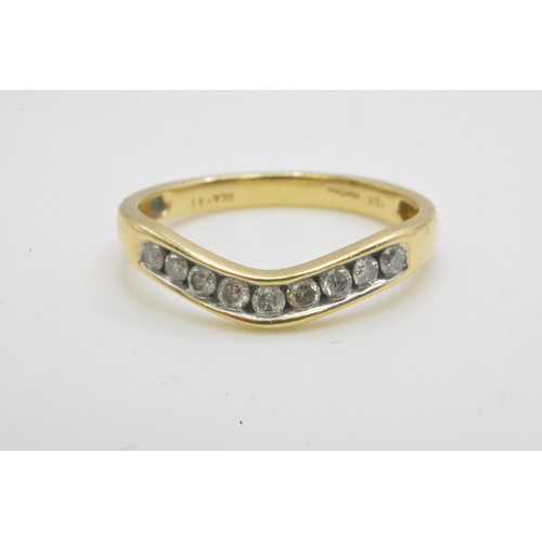 253 - 18ct gold and diamond ring, x9 round cut stones, DIA 0.33ct, hallmarked London 750, approx size P