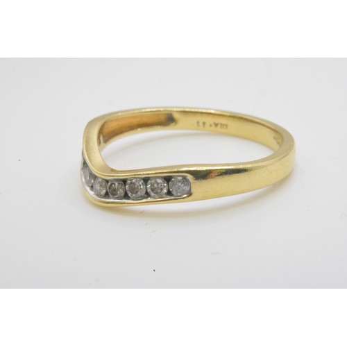 253 - 18ct gold and diamond ring, x9 round cut stones, DIA 0.33ct, hallmarked London 750, approx size P