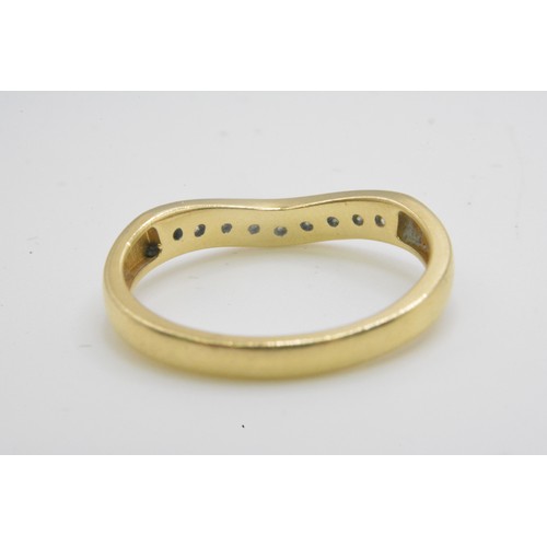 253 - 18ct gold and diamond ring, x9 round cut stones, DIA 0.33ct, hallmarked London 750, approx size P