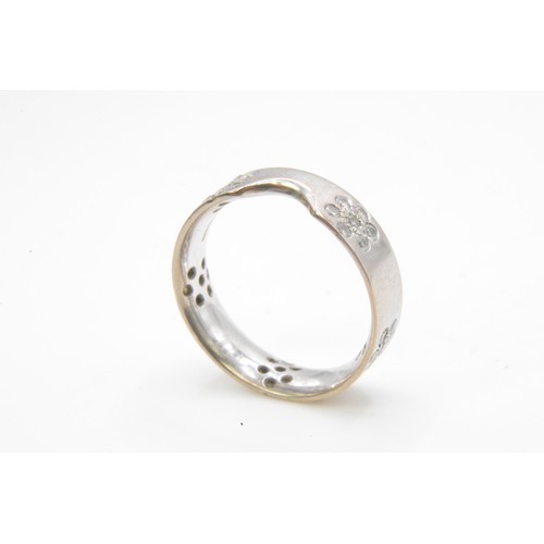 256 - 18ct white gold band for interlocking design rings. diamond chips to design. size J, approx weight 3... 