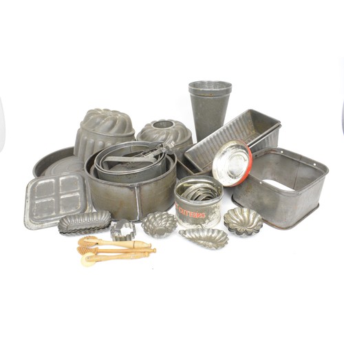 128 - Kitchenalia Interest - Assorted vintage cake tins and jelly moulds, pastry cutters etc