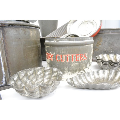 128 - Kitchenalia Interest - Assorted vintage cake tins and jelly moulds, pastry cutters etc