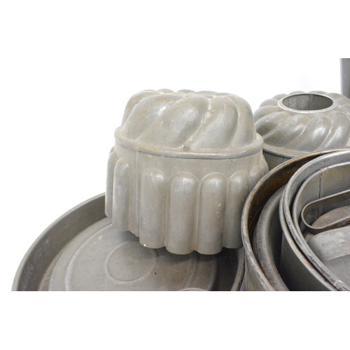 128 - Kitchenalia Interest - Assorted vintage cake tins and jelly moulds, pastry cutters etc
